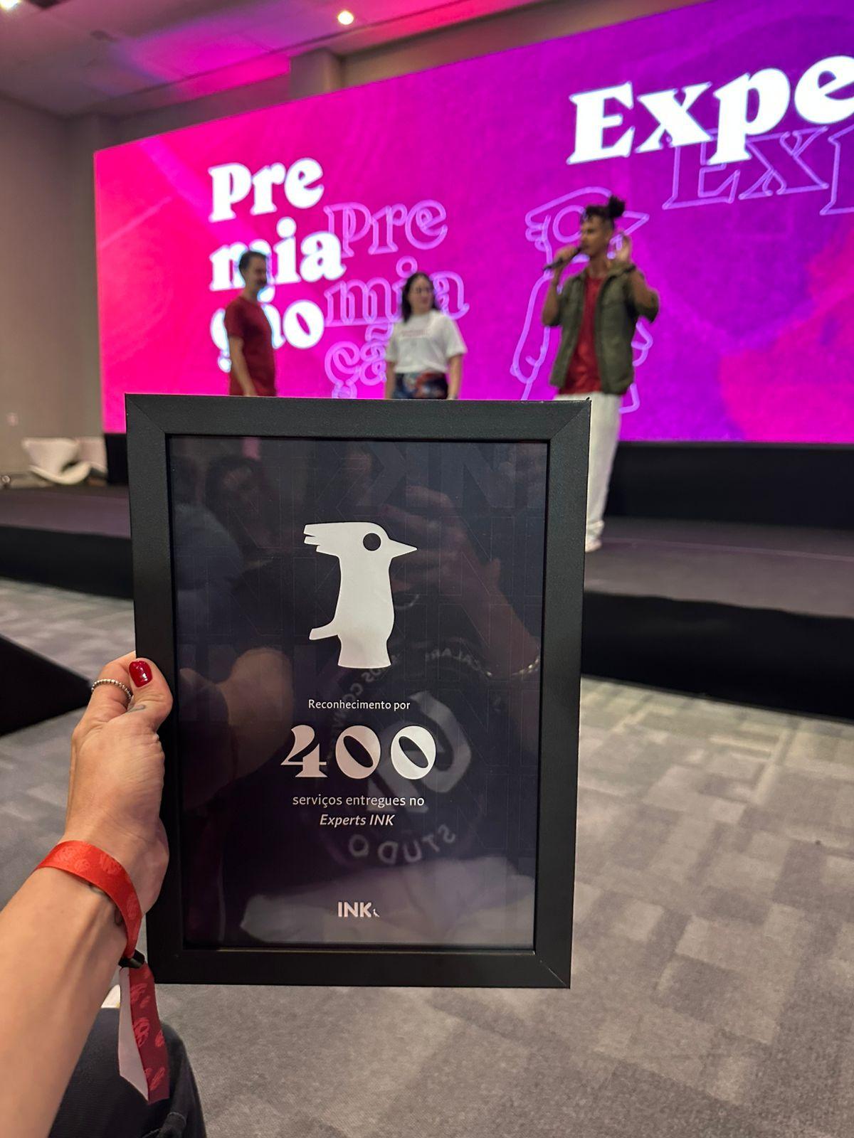 Placa de reconhecimento por 400 serviços entregues no programa Experts