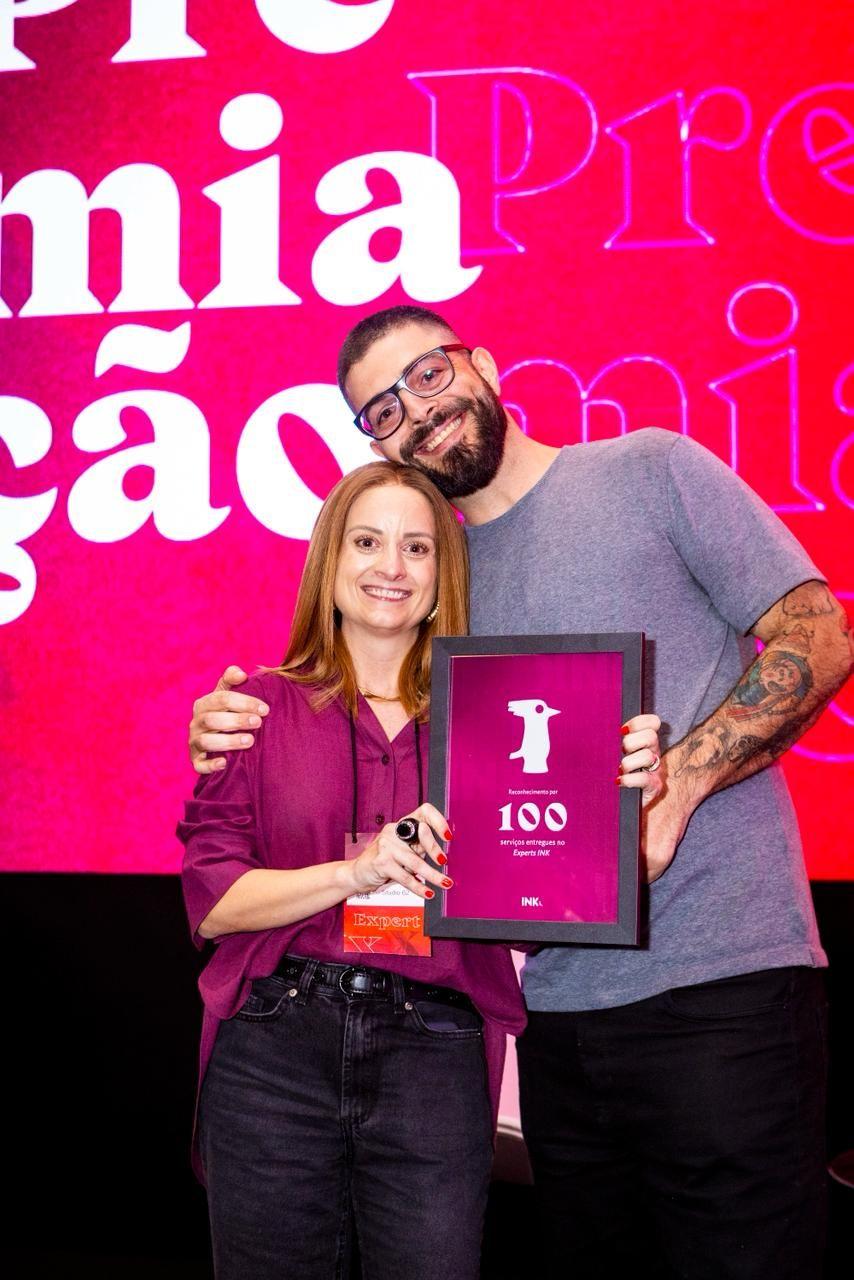 Equipe do Studio 62 recebendo o reconhecimento no palco do InkCon 2025
